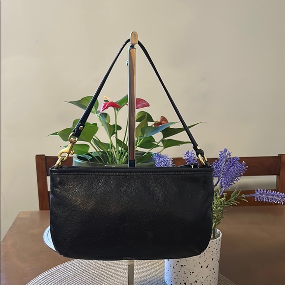 SOLD SOLD Coach Black and Gold Leather Shoulder Bag with Structured Design - Picture 3 of 8